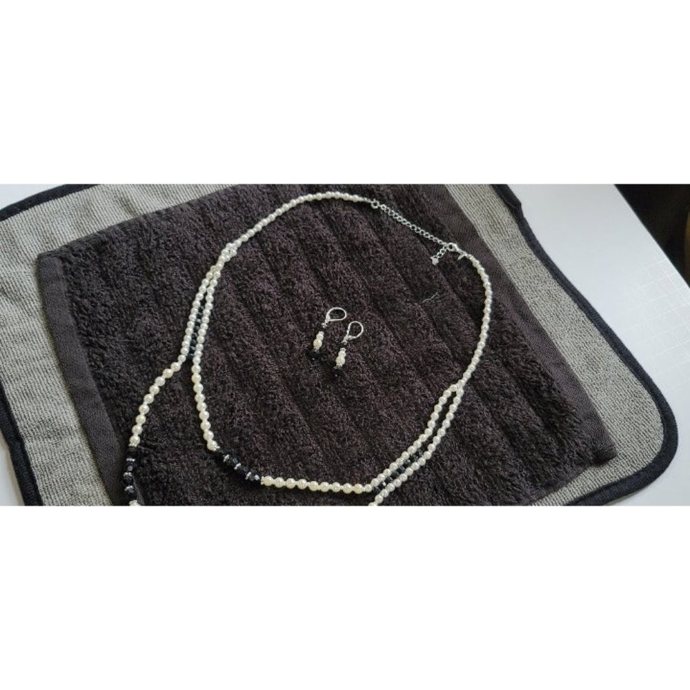 Necklace and earrings set.
